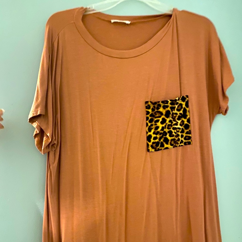 Rust Leopard pocket tee